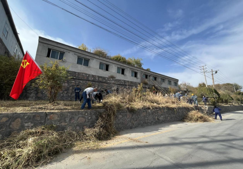 有工投黨員干部、團(tuán)員青年的耕耘那處便是公司最美麗的一角-----物產(chǎn)工投公司開展環(huán)境專項(xiàng)整治主題黨日、團(tuán)日活動(dòng)
