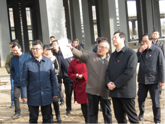 省委常委、西寧市委書(shū)記王曉在青海省物產(chǎn)集團(tuán)總公司黨委書(shū)記、總經(jīng)理王玉輝陪同下，深入青海物產(chǎn)朝陽(yáng)物流園區(qū)。